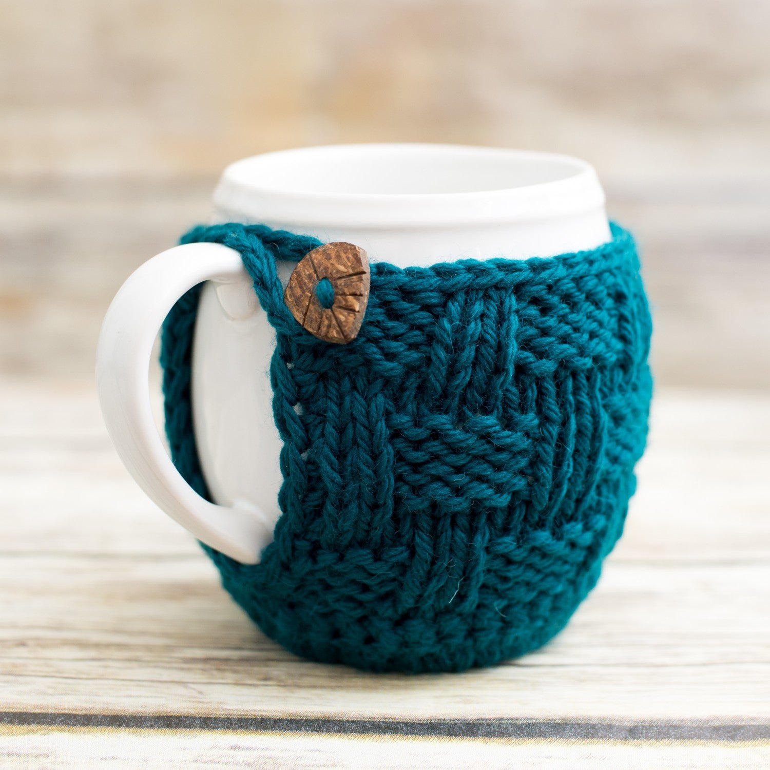 Mug cozy knitting pattern with button